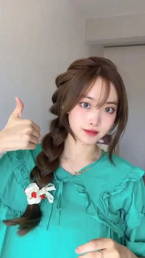 甜美少女侧边麻花辫教程来啦鬼马可爱