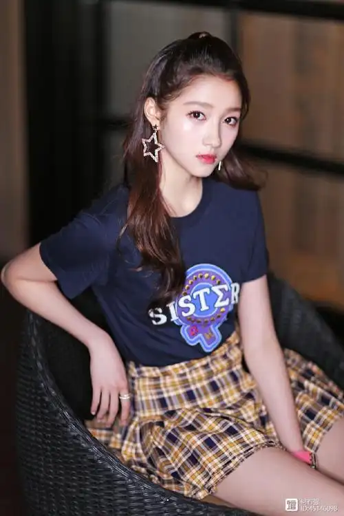 关晓彤穿黑色印花连衣裙,21岁秒变16岁未成年少女,网友:真会穿