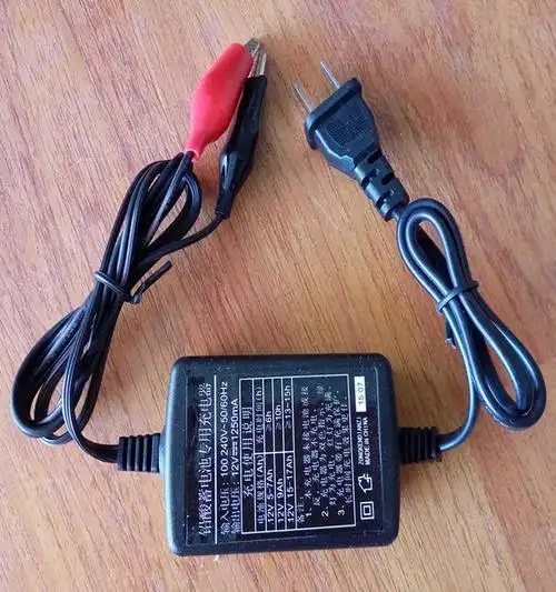 12v摩托车电瓶充电器蓄电池充电器 智能12v1a12v修复充电器