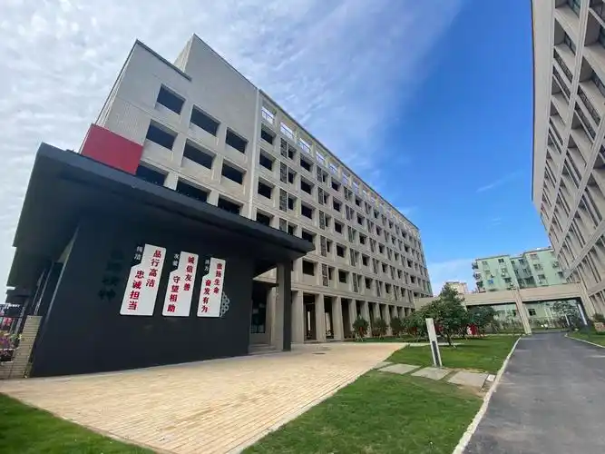 10月18日,广州市培英中学白云新城校区正式启用,600余名高一年级师生