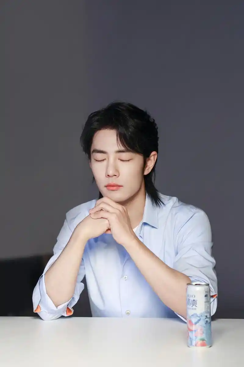 肖战,作为五大金九封面中唯一的男性明星,他的拍立得照片宛如神笔马良