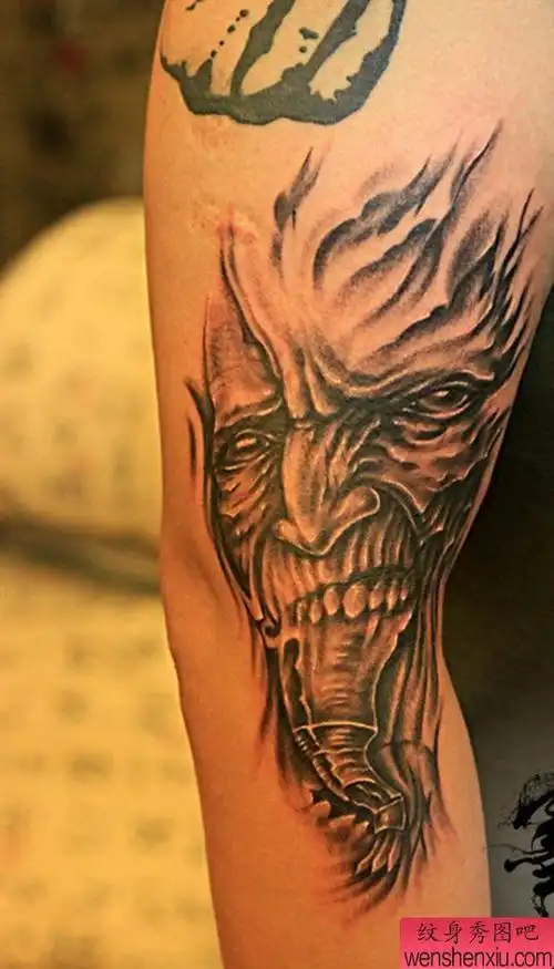 手臂鬼纹身图案