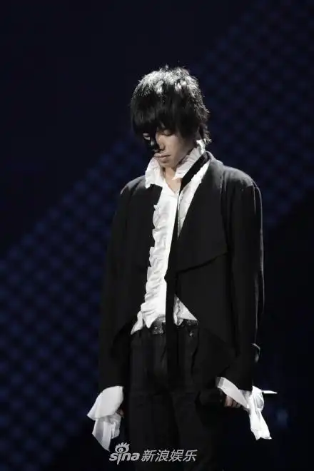 组图:华晨宇戴半张黑色面具亮相"天籁" 惊艳开嗓尽显神秘气质