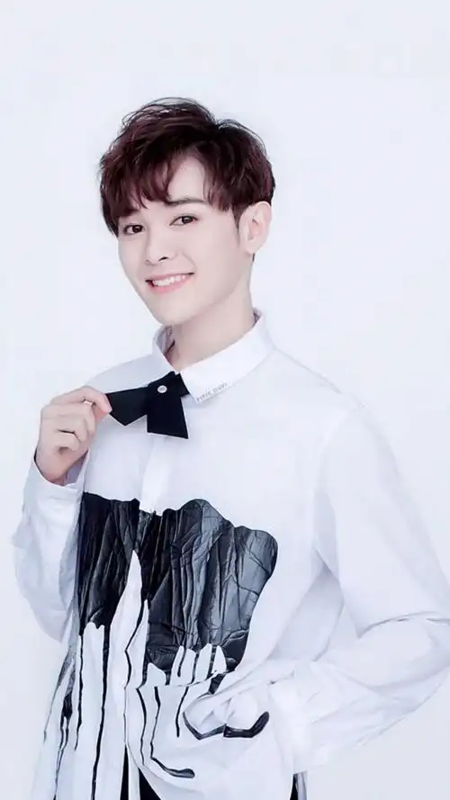 爱笑男孩尤长靖帅气写真