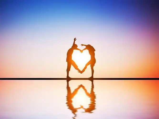 石头堆里的心形石头