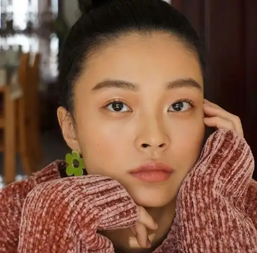 皮肤比较黑的女生如何化妆(皮肤比较黑的女生如何化妆显白)