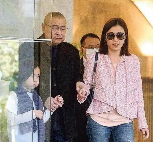 曝刘銮雄和妻子现身酒店,其身体大不如前,上车时甘比未去搀扶