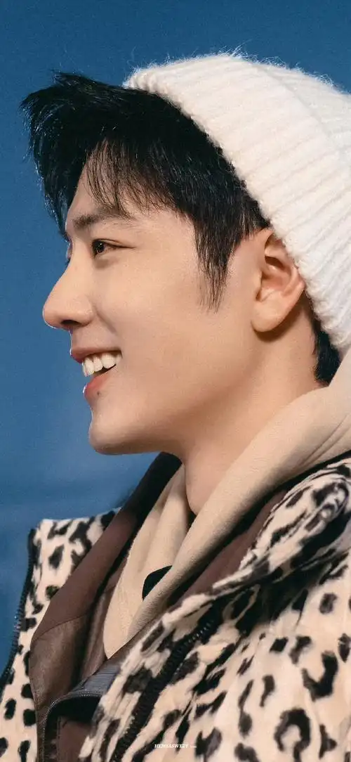 肖战壁纸超话盛阳在普通且温馨的家庭里成长,温暖又坚定;从事广告设计