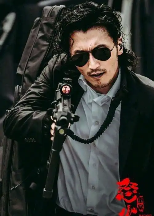 40岁谢霆锋状态比小鲜肉还好!新片烫卷毛留胡子,穿西装造型更帅