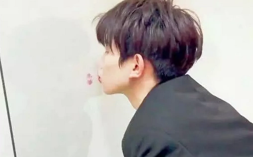 tfboys家三小只荧屏初吻,王俊凯亲纸巾,王源亲玻璃,他被人强吻