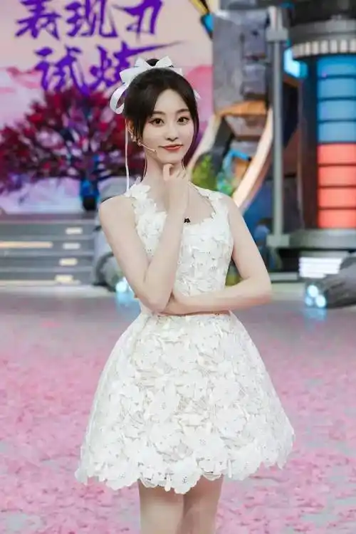 祝绪丹穿白色镂空裙,优雅与性感并存,不可错过的视觉盛宴