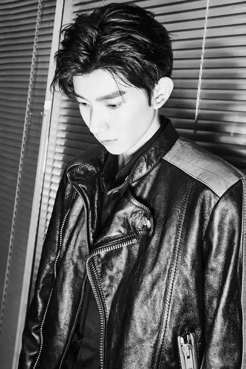 王源朋克风造型,酷飒机车风衣,尽显帅气硬朗的少年魅力