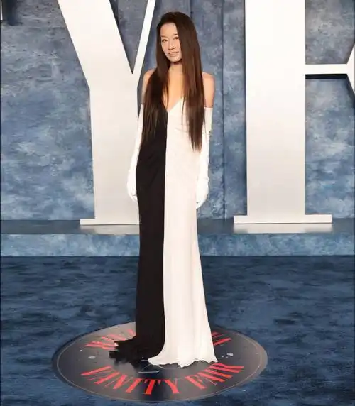 73岁王薇薇罕见穿婚纱亮相把人嫩到!