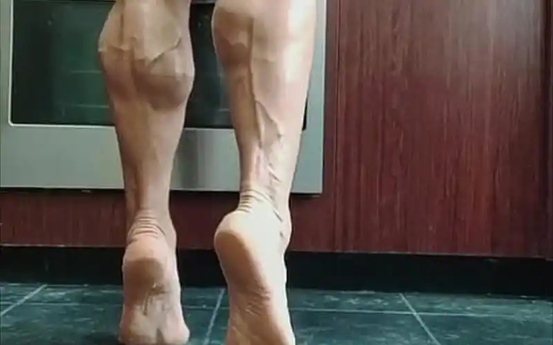 到了秀腿部肌肉的季节,肌肉女发达的小腿肌肉_哔哩哔哩_bilibili