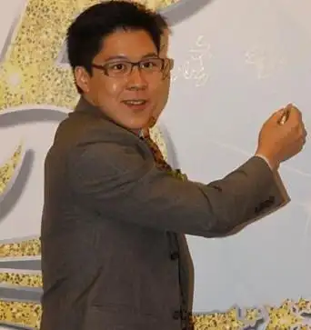 霍启刚立马回答太太的家乡河北保定,从这我们可以看出霍启刚真的很