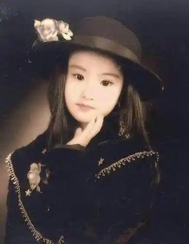 从女明星的童年照就知道她童年时家境殷实与否