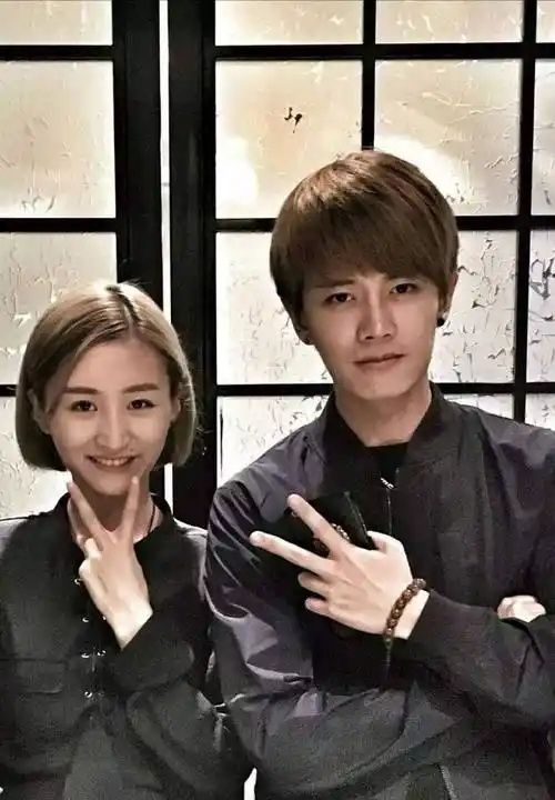 任嘉伦一家三口合照