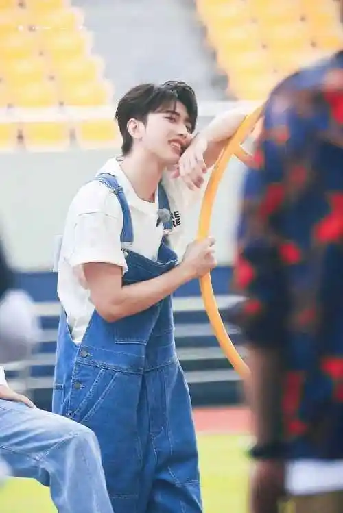 背带坤 好甜好可爱#蔡徐坤#|#蔡徐坤范思哲全球品牌代言人