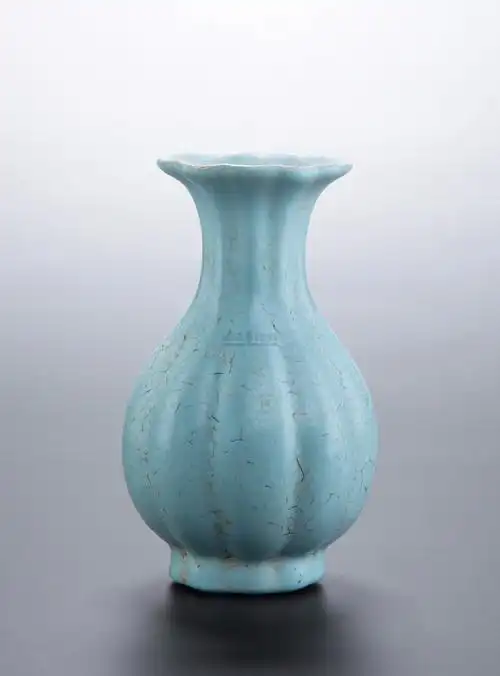 2223 宋代 汝窑海棠式玉壶春瓶