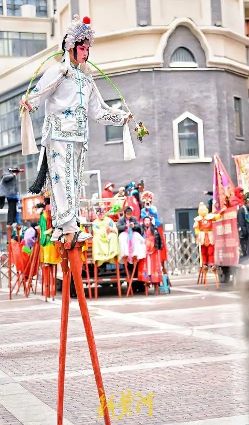 寒潮难挡迎春热,济南街头高跷表演引市民围观_腾讯新闻