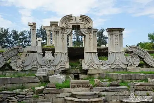 圆明园遗址在教科书中常见的图片.