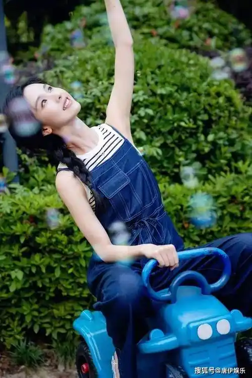 陈都灵私照曝光,草坪玩耍娇憨可爱,阳光下的她吸睛无数!