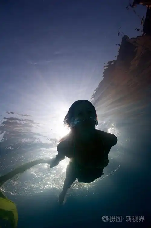 女人剪影水下在游泳池与背光源照片-正版商用图片1ak0rr-摄图新视界