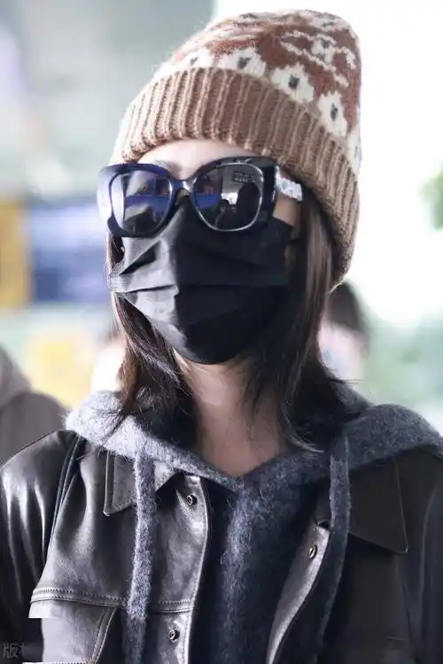 街拍:谭松韵深棕色衬衫夹克 棕色阔腿裤 针织帽温柔亲切_成都_到达