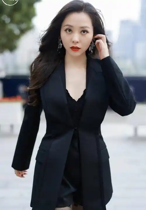 张靓颖私服竟然这么时髦,格纹羽绒服配皮裤,走路颇有大姐风范