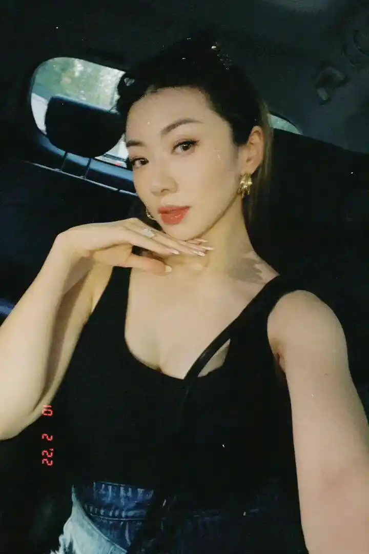 郑恺前女友程晓玥官宣怀孕!辣妈吊带打扮好辣,网友:分手十年?