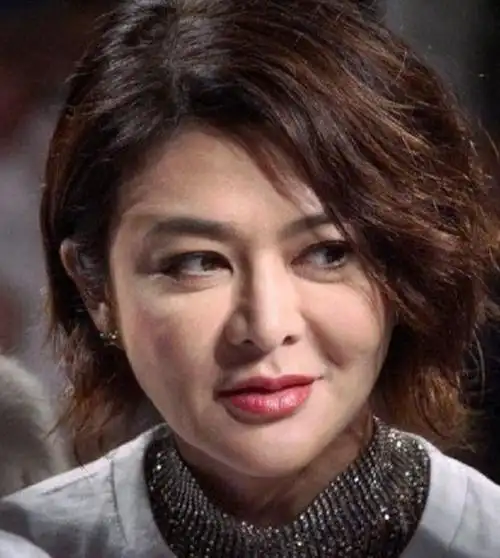 高清镜头下关之琳长啥样满脸皱纹老态尽显57岁退休不好吗