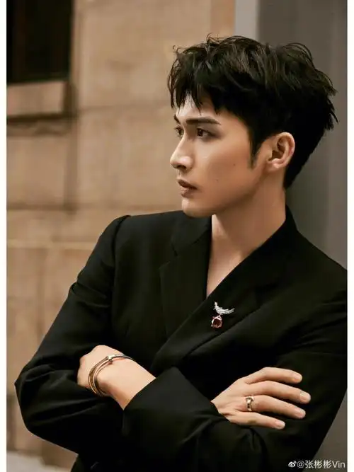 张彬彬社交平台分享写真一组,初冬.