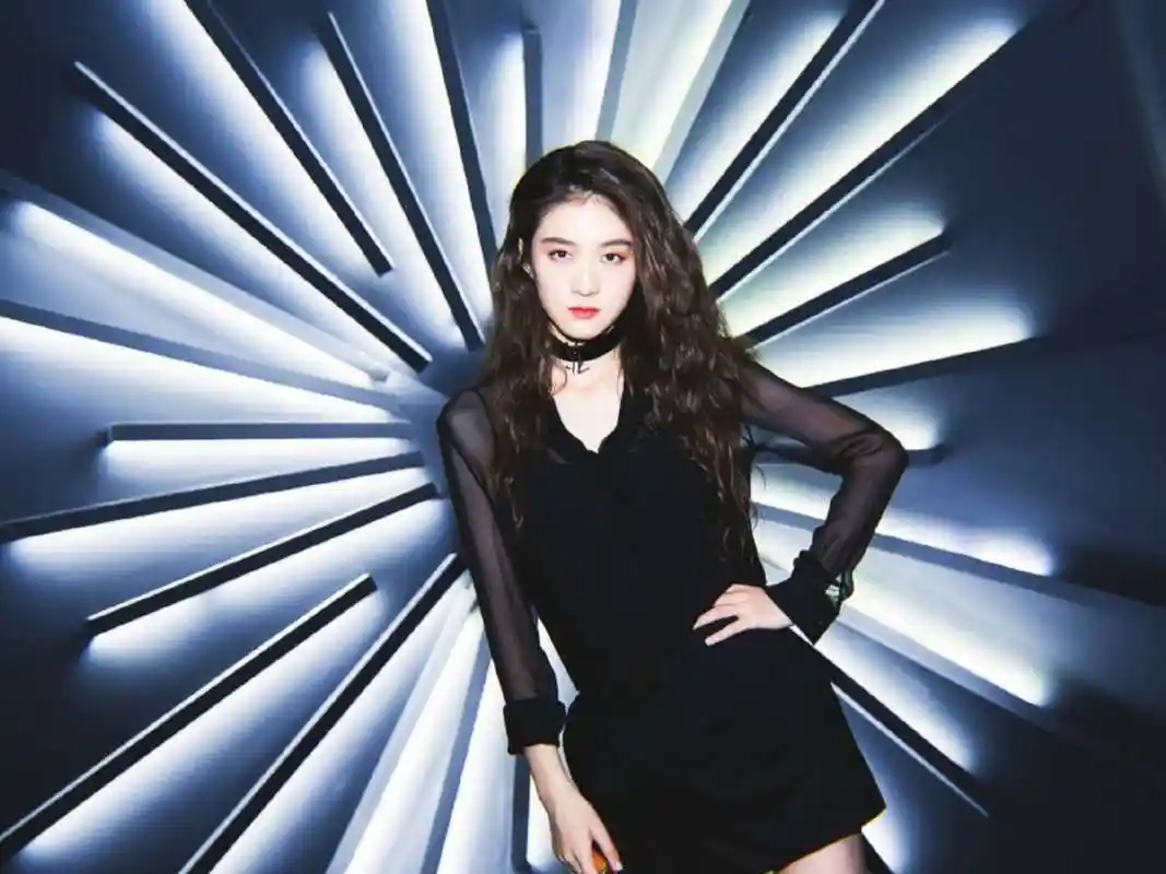 "胡辣汤女孩"张雪迎,穿黑色系轻熟风,真像黑化后的"渣女"