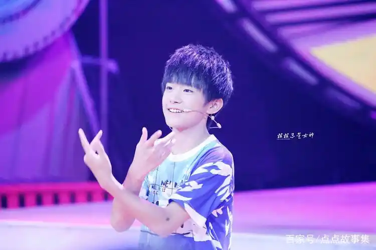 这是易烊千玺小时候的照片,长得非常的可爱,不过小时候的他可能还没有