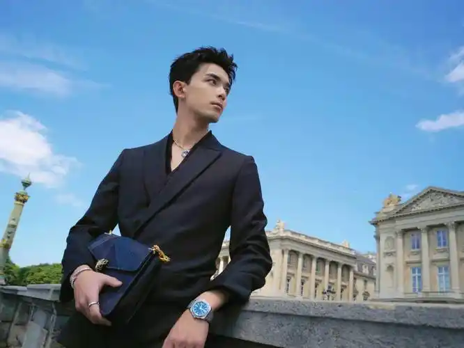 吴磊参加宝格丽品牌活动 深v西装的造型一秒化身少年有成霸总!