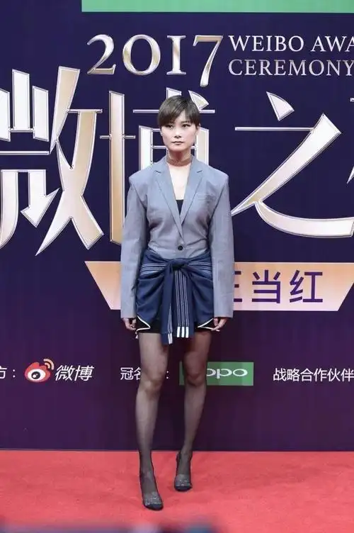 李宇春的女人味终于展示出来了穿上丝袜后真挺有韵味的