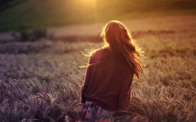 女生的背影桌面壁纸免费下载