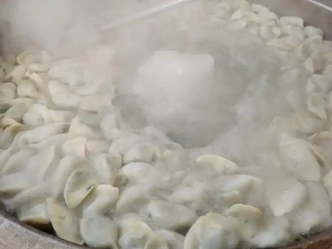 开始煮饺子喽,都说人生就像饺子,祝孩子们经历过学习,生活的酸甜苦辣