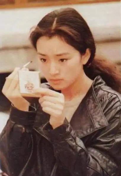 1998年李海洋倒贴5000元嫁何冰丈夫37岁走红52岁招千条恶评