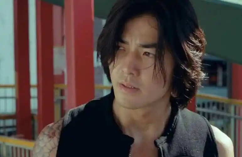 在古惑仔之后,郑伊健一下子成为了香港各大影视公司眼里的香饽饽,先后