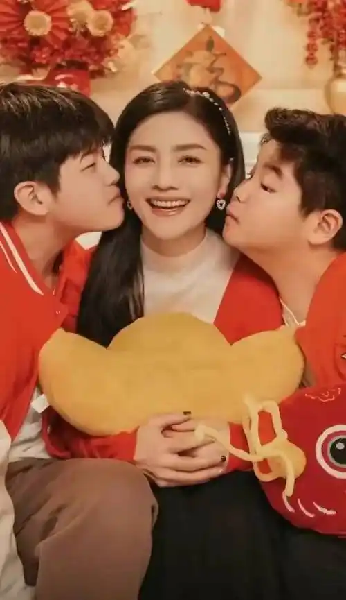 胡可晒新年全家福,两儿子真的长大像沙溢_家庭_照片_一家