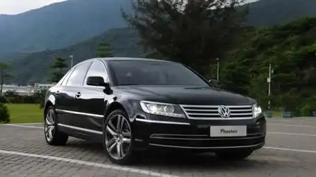 实拍黑色大众辉腾