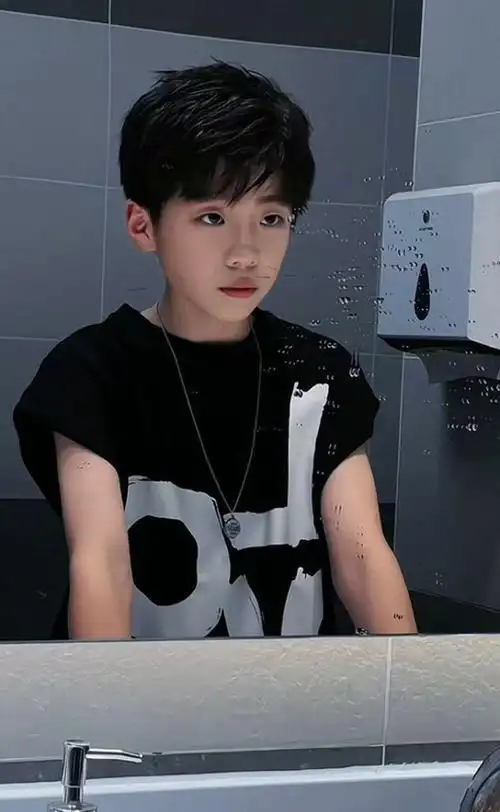 贾乃亮女儿甜馨11岁生日会,嗯哼来了,还有一个帅气小男孩是谁?