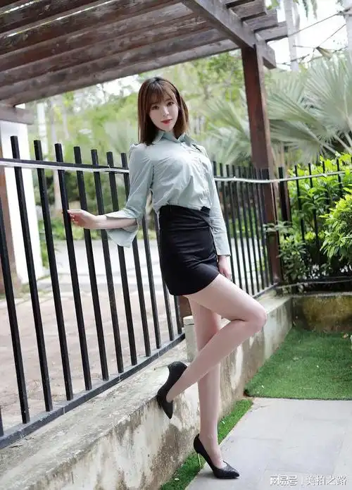 浅绿色衬衣,黑色超短裙搭配超细高跟鞋的美女,腿真长人漂亮