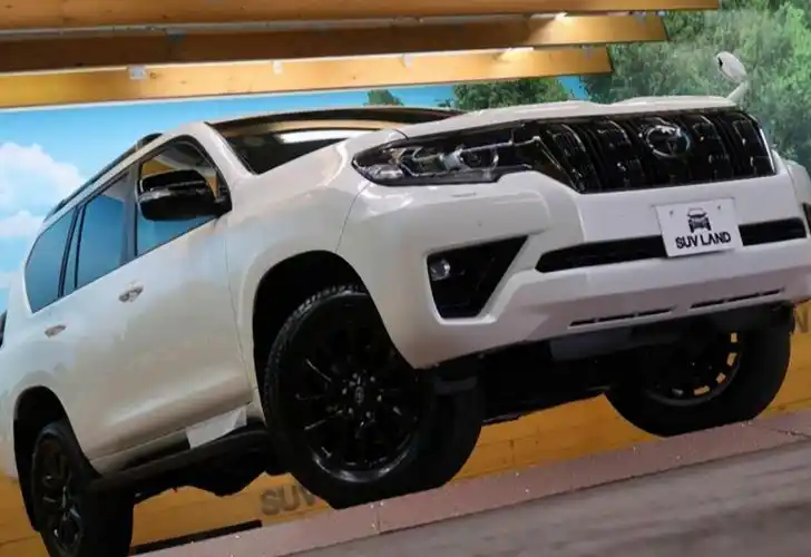 丰田普拉多变身黑武士28t柴油四驱熏黑外观真霸气