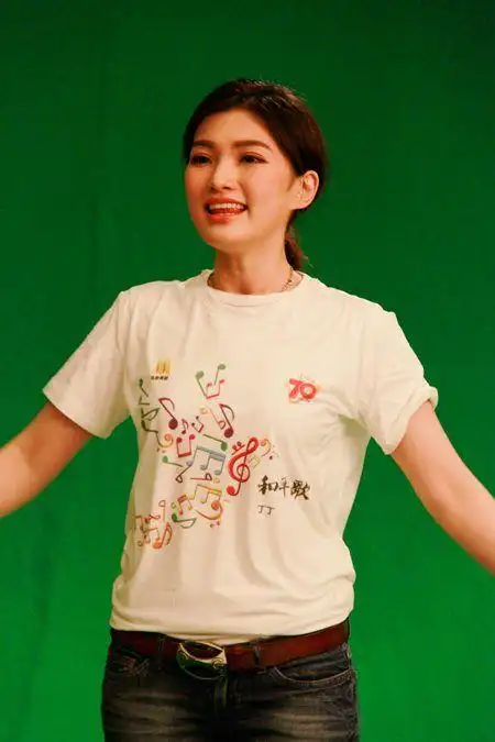 某录音棚进行录音;梦响当然音乐旗下艺人,歌手丁丁受邀参加歌曲录制