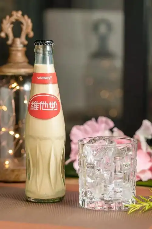 这款鸡尾酒颜色像维他奶,顺势就利用维他奶的瓶子来包装.