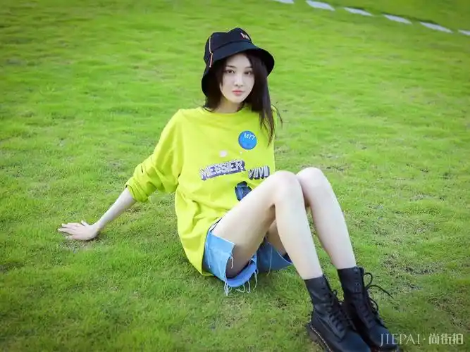 郑爽挑战牛油果绿,搭配黑色马丁靴,长腿超吸睛