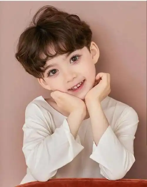 发型穿搭不输小鲜肉,他才是全网最靓的崽_男童童装_童之路校服_幼儿园