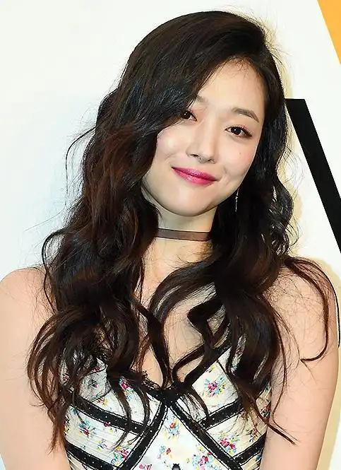 韩国崔雪莉大秀各种露肩装,彰显凹凸妙曼身姿,网友:很放飞自我